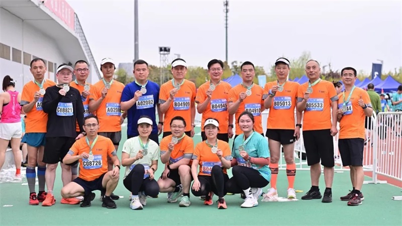 滿狀態沖刺！公司參賽員工全部完賽鹽城馬拉松